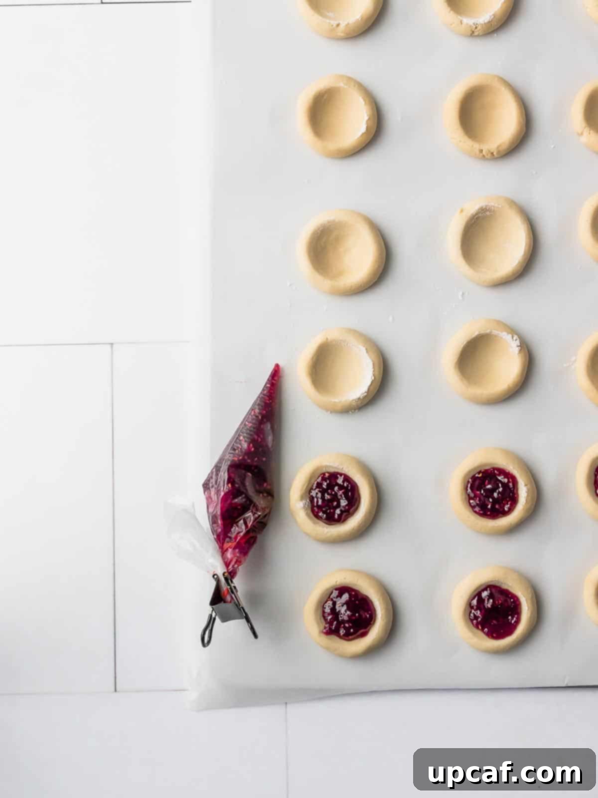 filling the raspberry jam cookies